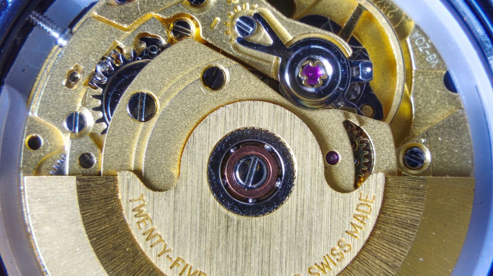 Automatisch uurwerk in onderdelen tijdens een servicebeurt