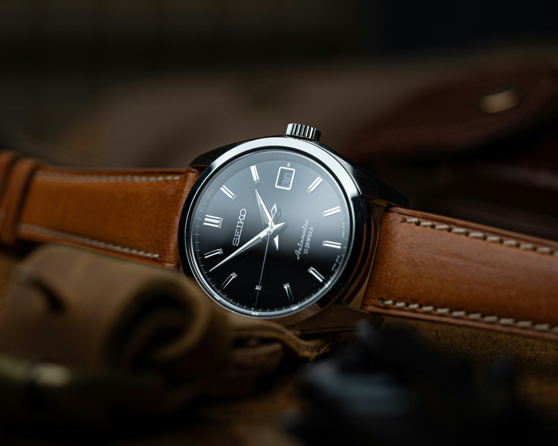 Horloge met een leren band naast losse banden