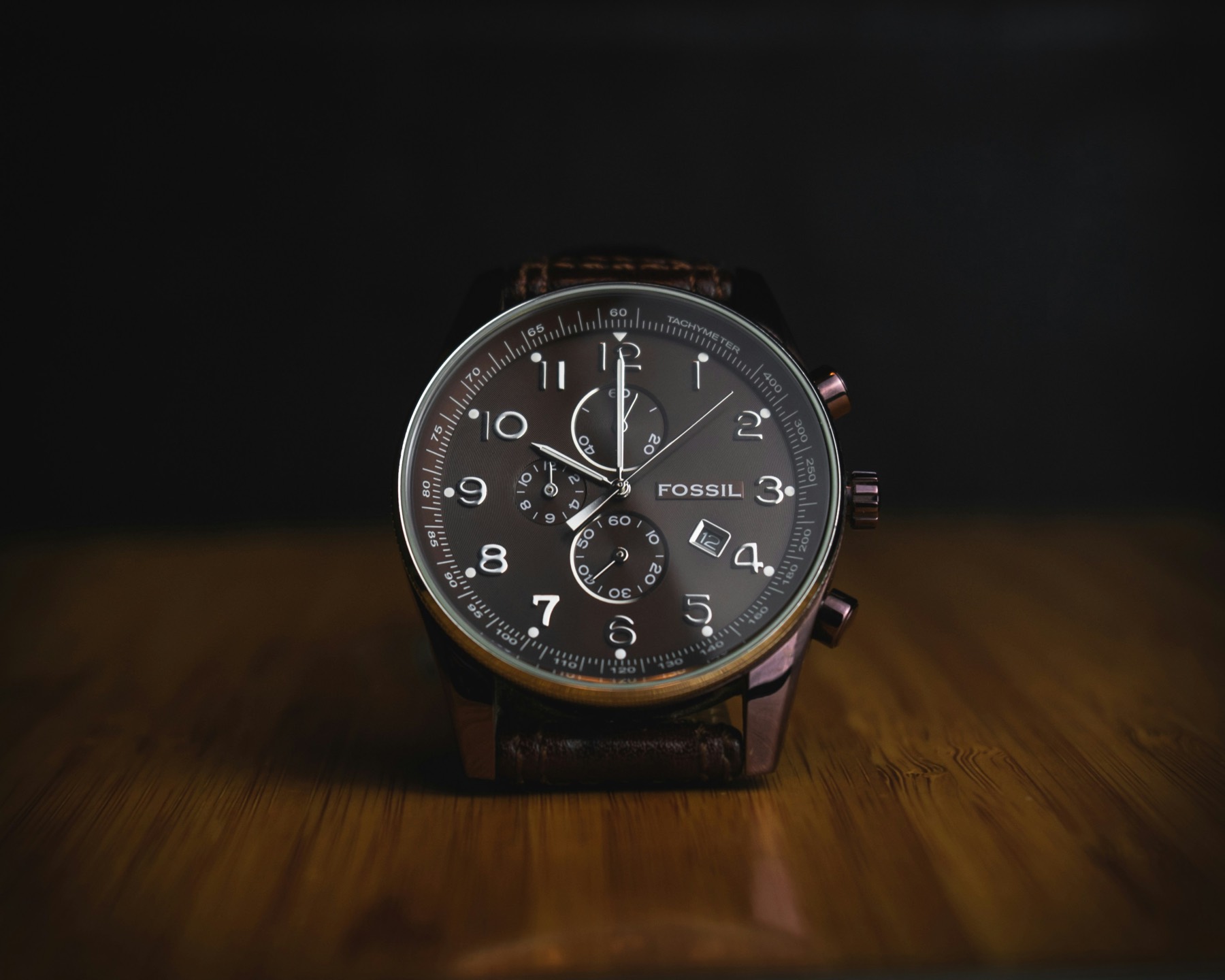 Wijzerplaat, quartz-uurwerk en knoopcelbatterij los naast elkaar