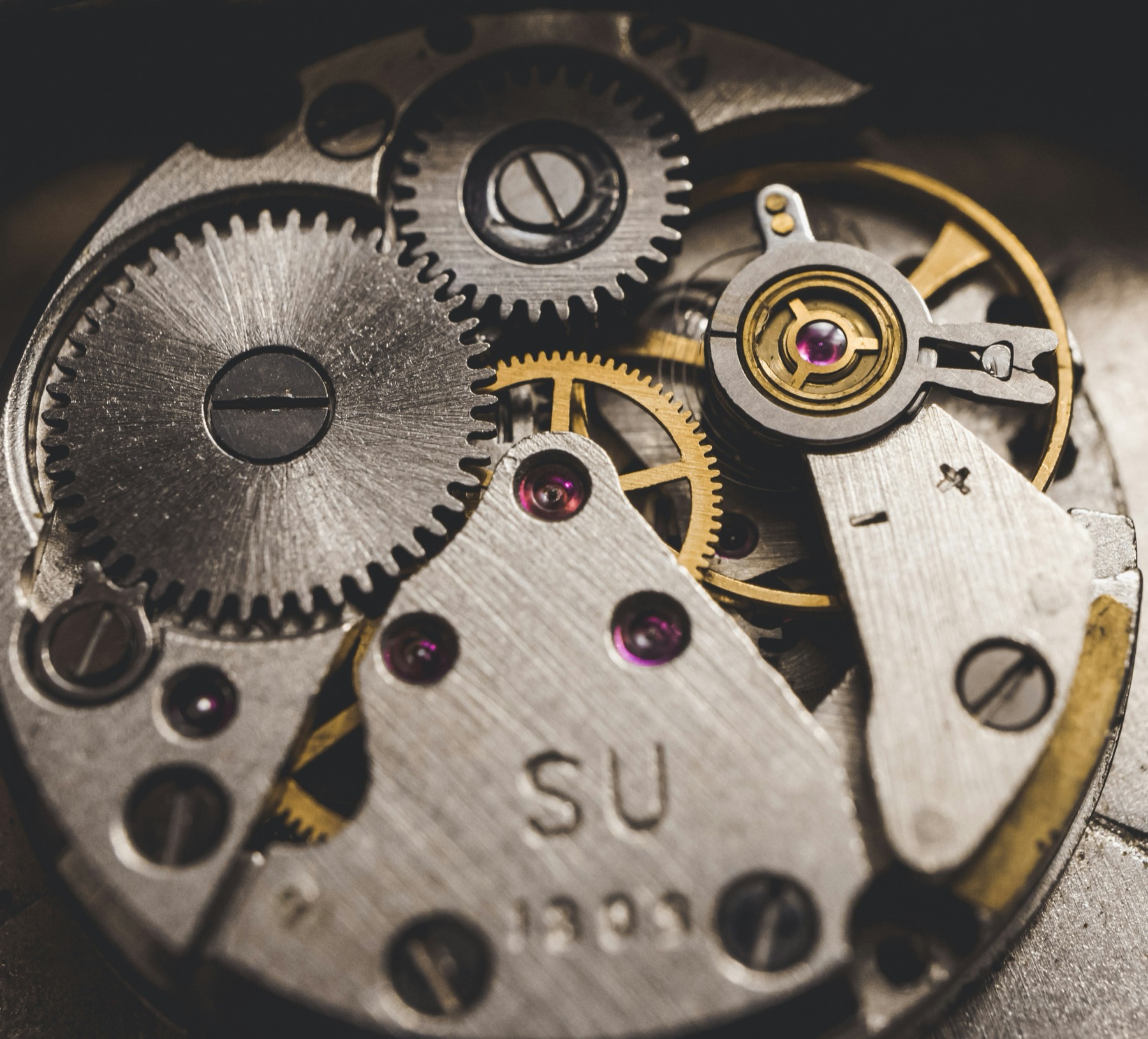 Tandwielen en robijnlagers van een mechanisch uurwerk van dichtbij
