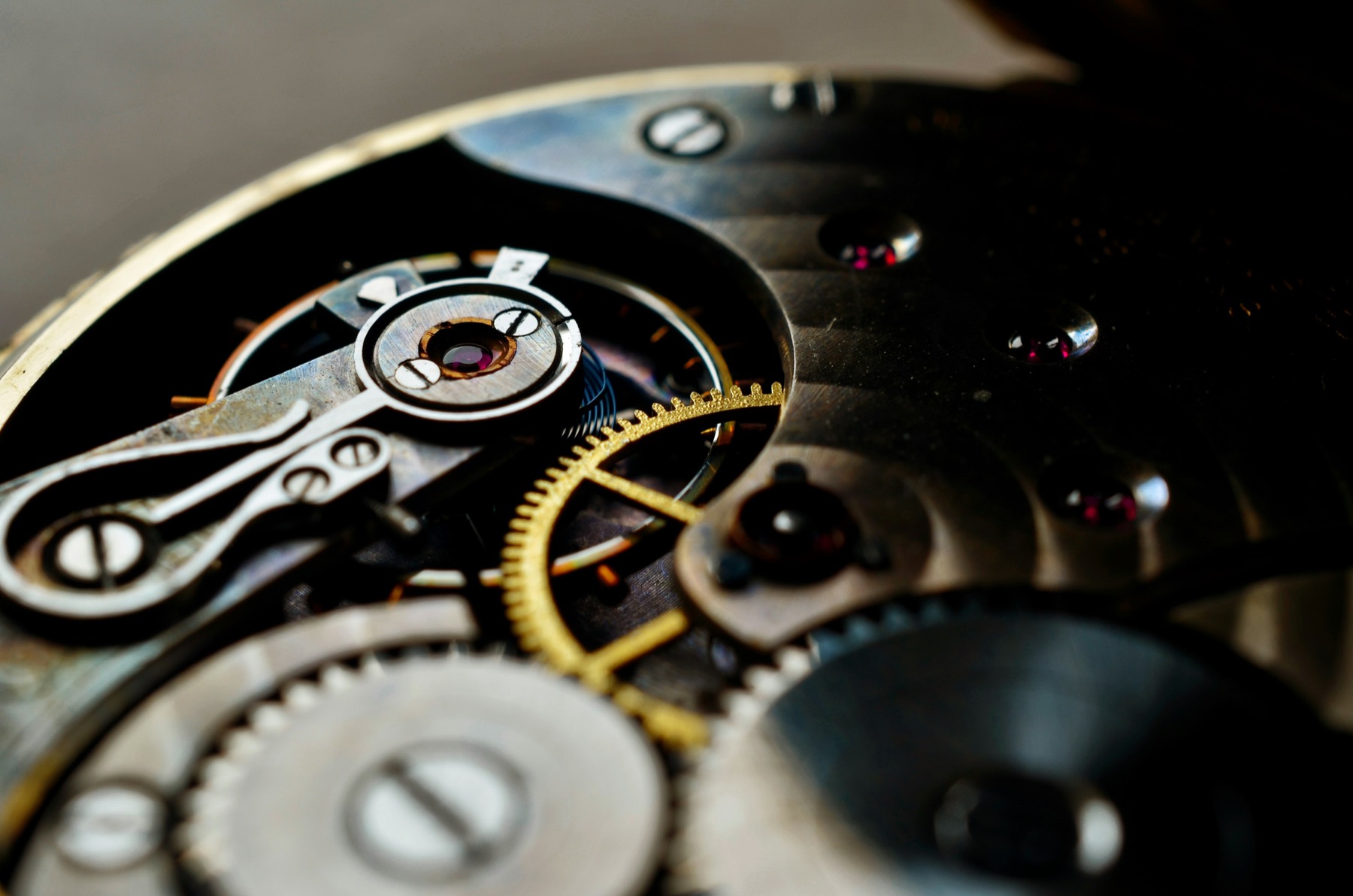 Uurwerk van dichtbij, met balans en tandwielen